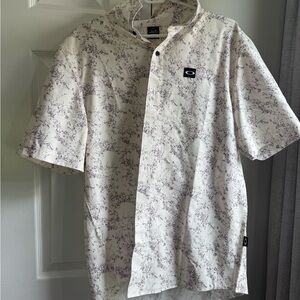 Oakley Men's Casual White and Gray Patterned Shirt